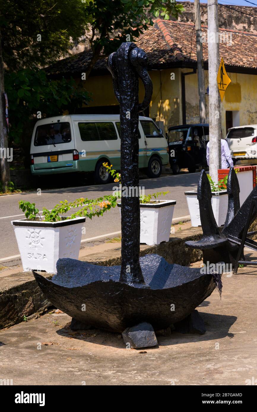 Sud Asia Sri Lanka Fort Galle centro città coloniale vecchio porto antico porto vecchio metallo nero navi ancora strada scena auto vasi planters Foto Stock