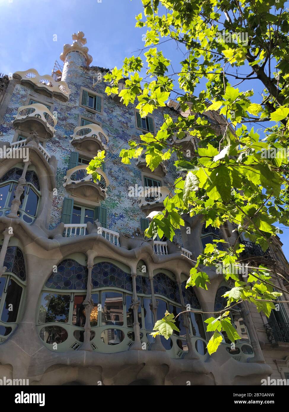 Barcellona, Spagna - 23 maggio 2019: Facciata Casa Battlo o Casa delle ossa nel giorno di sole della primavera Foto Stock