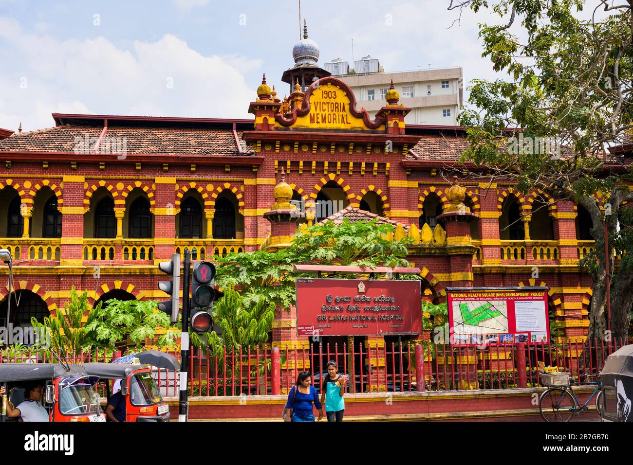 Sud Asia Sri Lanka capitale Colombo 7 Alexandra Place 1903 Victoria Memorial Eye & Ear Hospital mattoni rossi e gialli costruzione di piastrelle di albero tuk tuk tuk Foto Stock