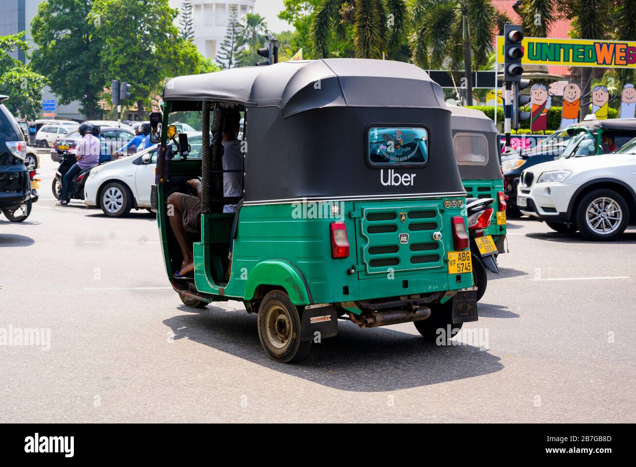 Asia meridionale Sri Lanka capitale Colombo 7 Alexandra Place verde Uber tuk tuk taxi taxi trasporto pubblico Foto Stock