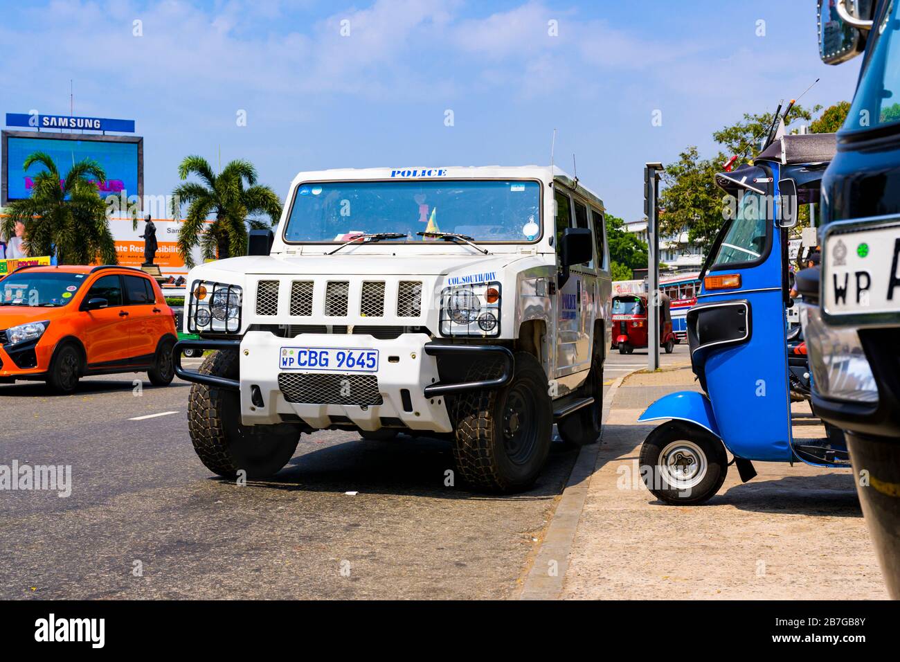 Sud Asia Sri Lanka capitale Colombo 7 Alexandra Place strada scena polizia auto SUV Divisione Sud tuk tuk tuks Foto Stock