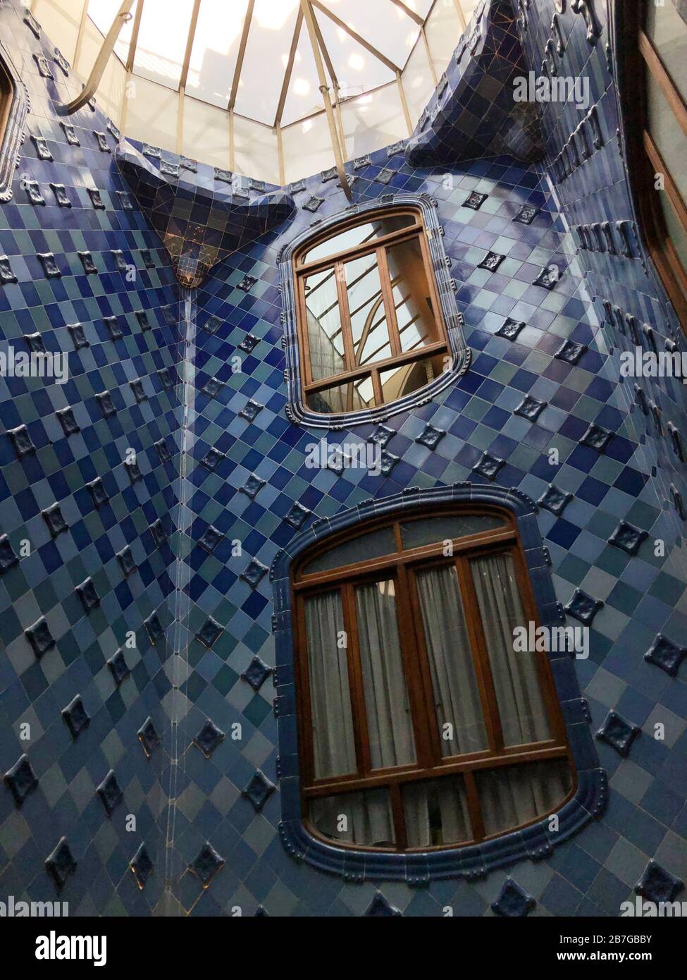 Barcellona, Spagna - 23 maggio 2019: Interno di Casa Batllo con piastrelle di diverse tonalità blu in ordine Foto Stock