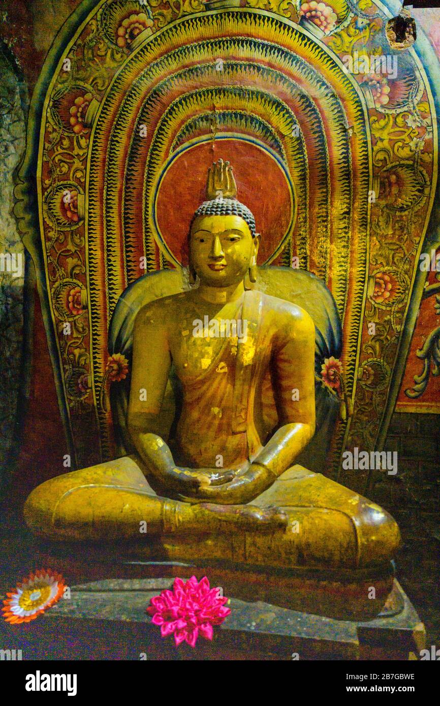Asia meridionale Sri Lanka Tempio della Grotta di Dambulla Ceylon 1st secolo 5 templi di roccia interni accovacciata statua del Buddha figura ornata pareti dipinte soffitto Foto Stock