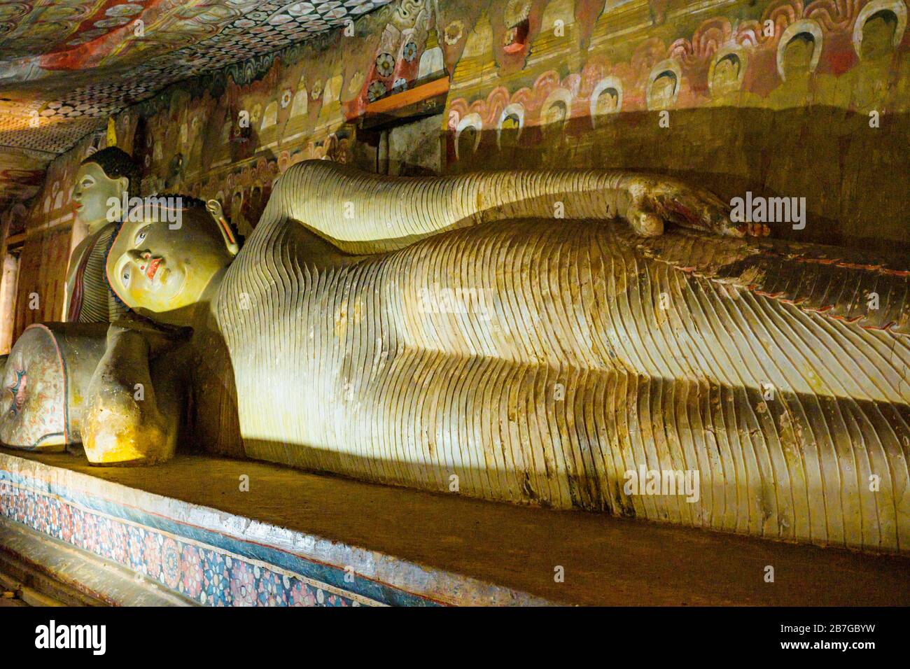 Asia del sud Sri Lanka Dambulla Grotta Templi Ceylon 1st secolo 5 templi di roccia Grotta 1 interno 14 m reclinabile roccia solida Buddha Devararaja Viharaya Foto Stock