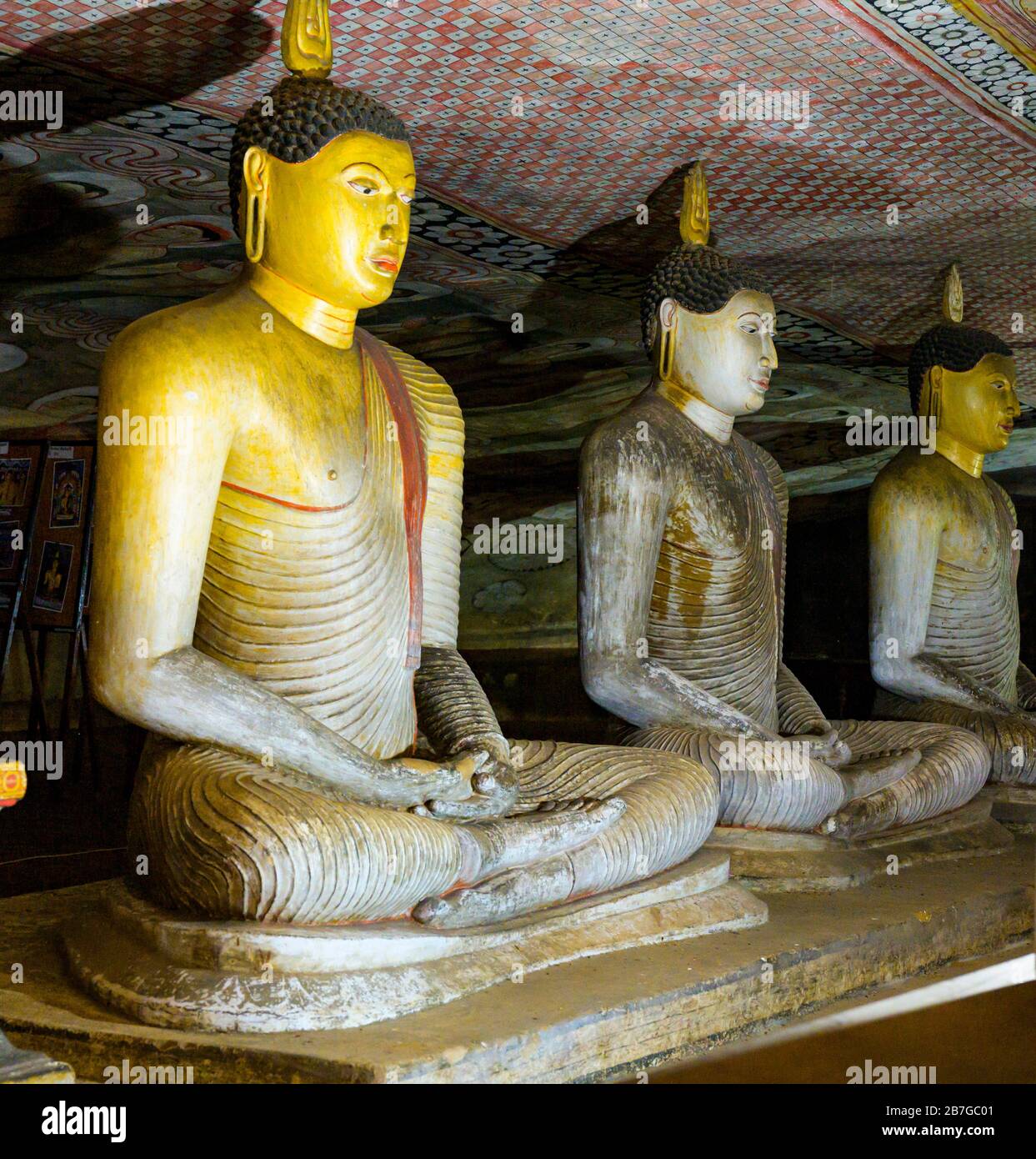 Asia meridionale Sri Lanka Tempio della Grotta di Dambulla Ceylon 1st secolo 5 templi di roccia Grotta 2 statue interne Buddha statue figure Foto Stock