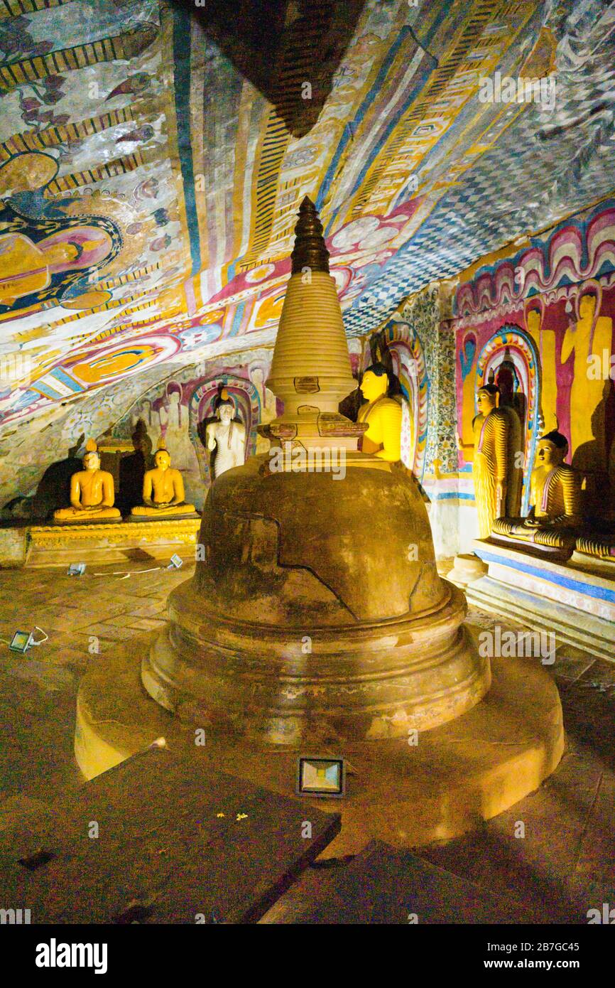 Asia del sud Sri Lanka Dambulla Grotta Templi Ceylon 5 templi di roccia Grotta 4 Somawathie Pagoda stupa cetiya statue Buddha decorato soffitto dipinto Foto Stock