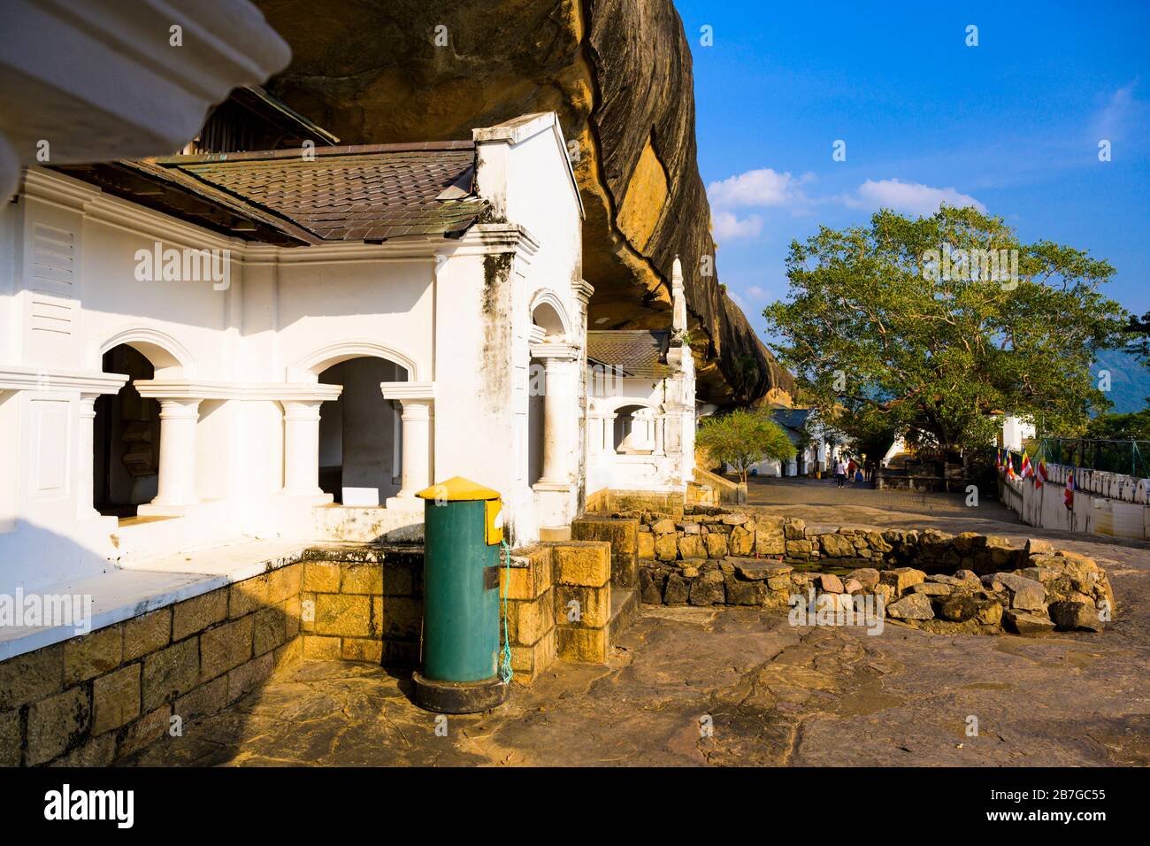 Asia meridionale Sri Lanka Dambulla Ceylon 1st secolo 5 Rock cortile porta casa Grotta Templi esterno complesso buddista Bandiere simbolo fede e pace Foto Stock