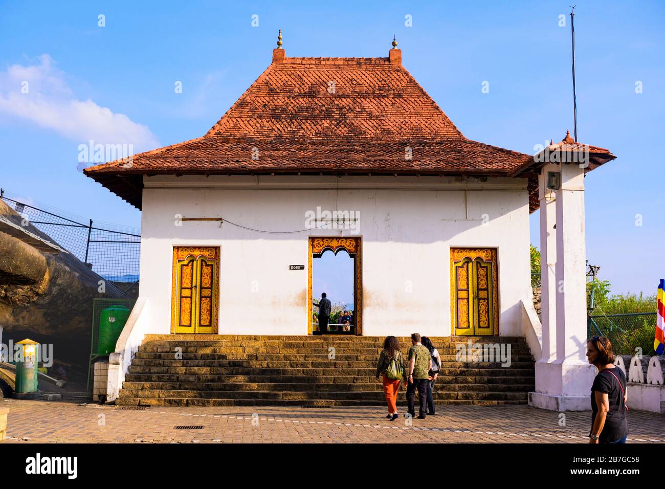 Asia meridionale Sri Lanka Dambulla Ceylon dal 1st secolo 5 templi di roccia porta d'ingresso casa grotta Templi complesso buddista bandiera simbolo fede e pace Foto Stock