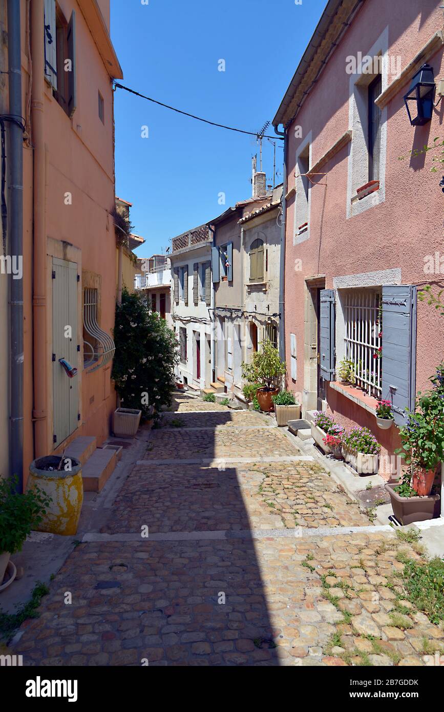 Strada tipica del centro storico di Arles, una città e comune nel sud della Francia, nel dipartimento Bouches-du-Rhône Foto Stock