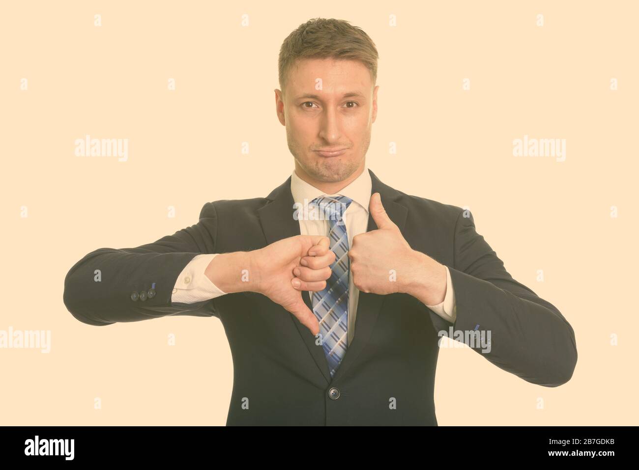 Ritratto di uomo d'affari stressato in tuta prendere decisioni Foto Stock