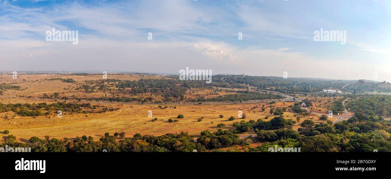 Paesaggio collinare con autostrada in direzione Pretoria, capitale del Sud Africa Foto Stock