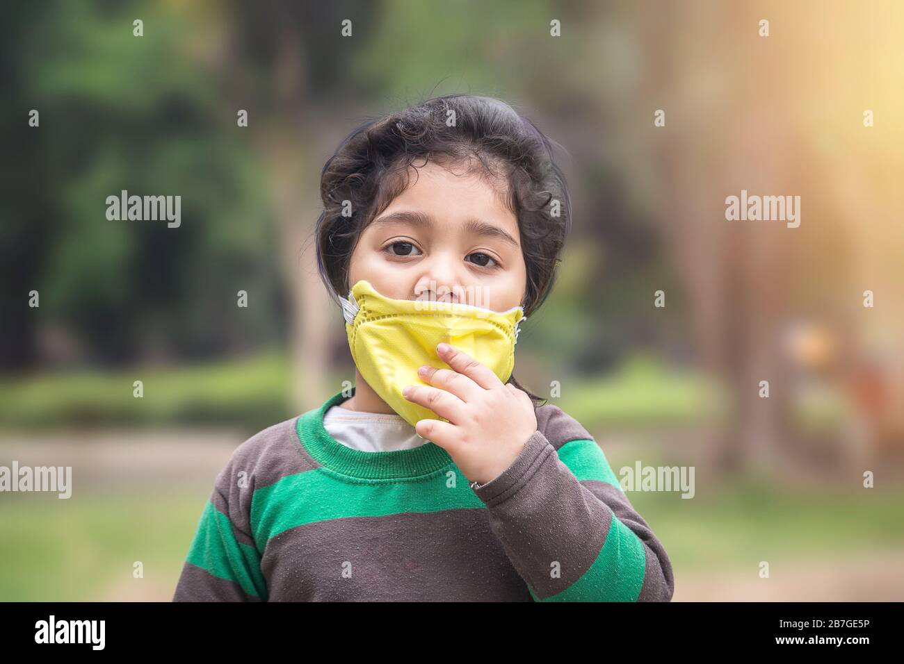 Covid-19 Coronavirus e inquinamento atmosferico pm2.5 Concept.Little bambina indiana che indossa maschera per proteggere e fermare l'epidemia di virus corona. Foto Stock
