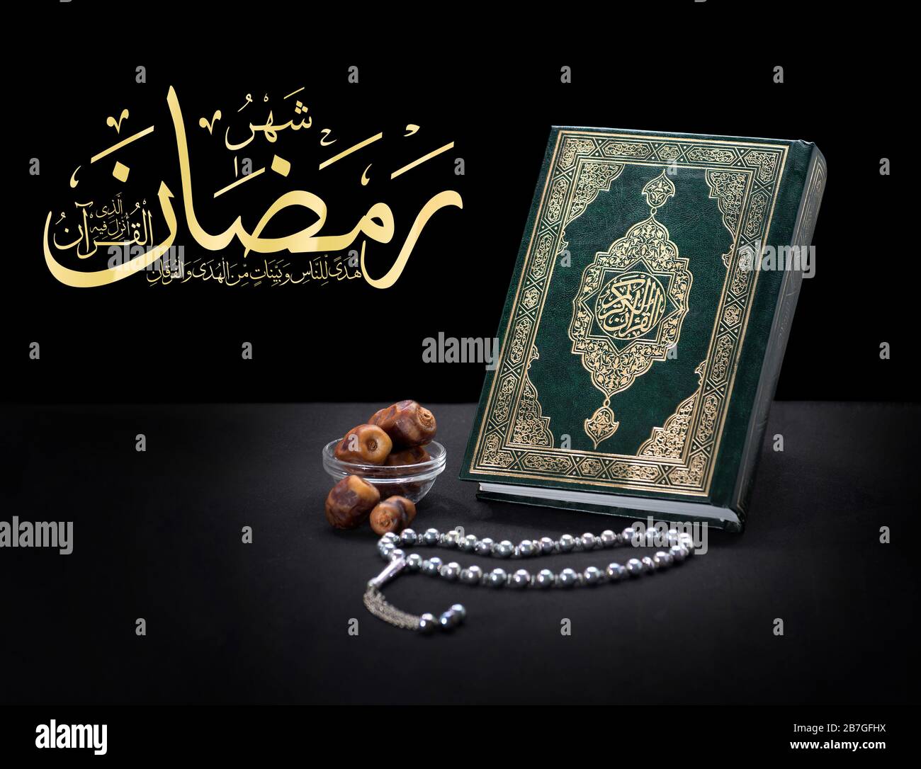 Libro Santo di Corano con Rosario con Corano Ayah arabo testo Che Dice 'il mese di Ramadhan [è quello] in cui è stato rivelato il Corano, una guida per il Th Foto Stock