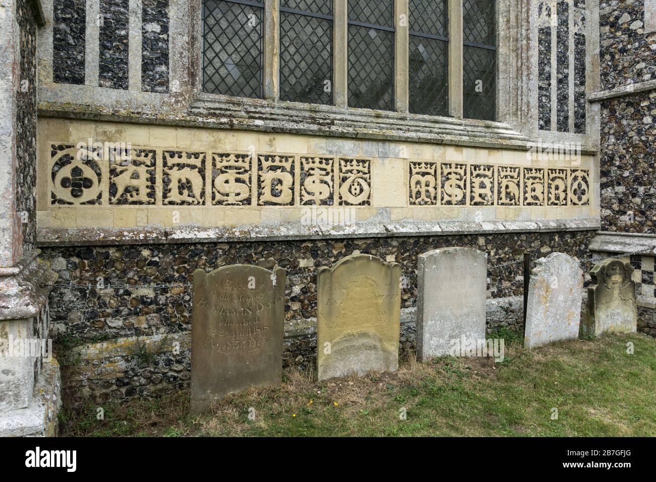 Scritta lombarda sull'esterno della chiesa della Santissima Trinità del XV secolo, Blythburgh, Suffolk, Regno Unito Foto Stock