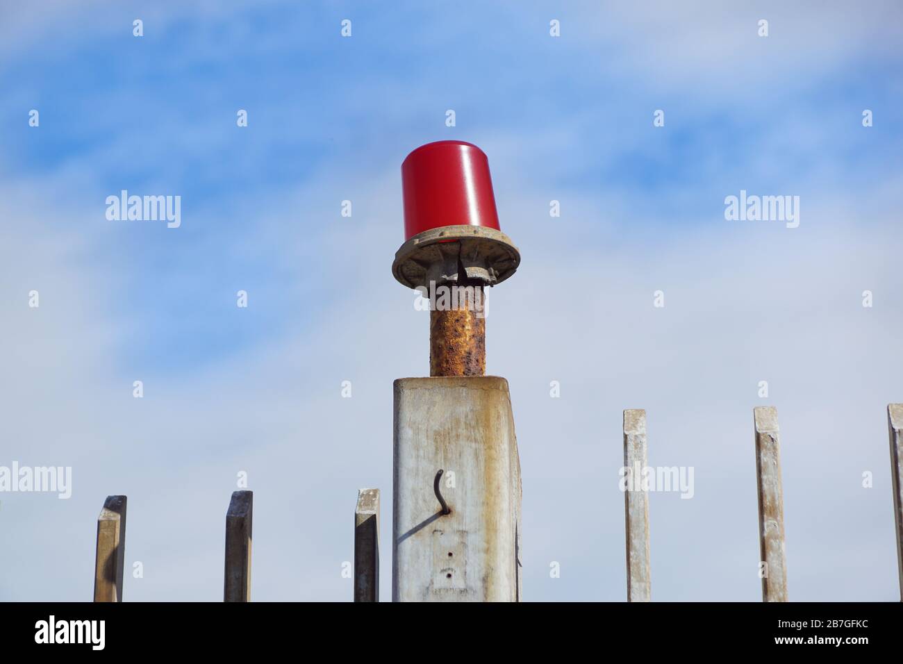 Luce rossa sul tetto di un alto edificio. LAMPADA DI PROTEZIONE ANTINCENDIO. Gli apparecchi di illuminazione fissi sono destinati alla marcatura luminosa di oggetti. Foto Stock
