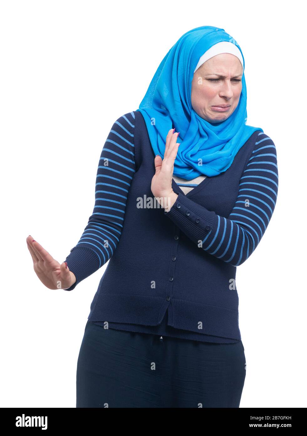 Bella media donna musulmana che indossa hijab isolato su sfondo bianco espressione disgustata, dispiaciuta e spaventosa facendo disgusto faccia reazione Foto Stock