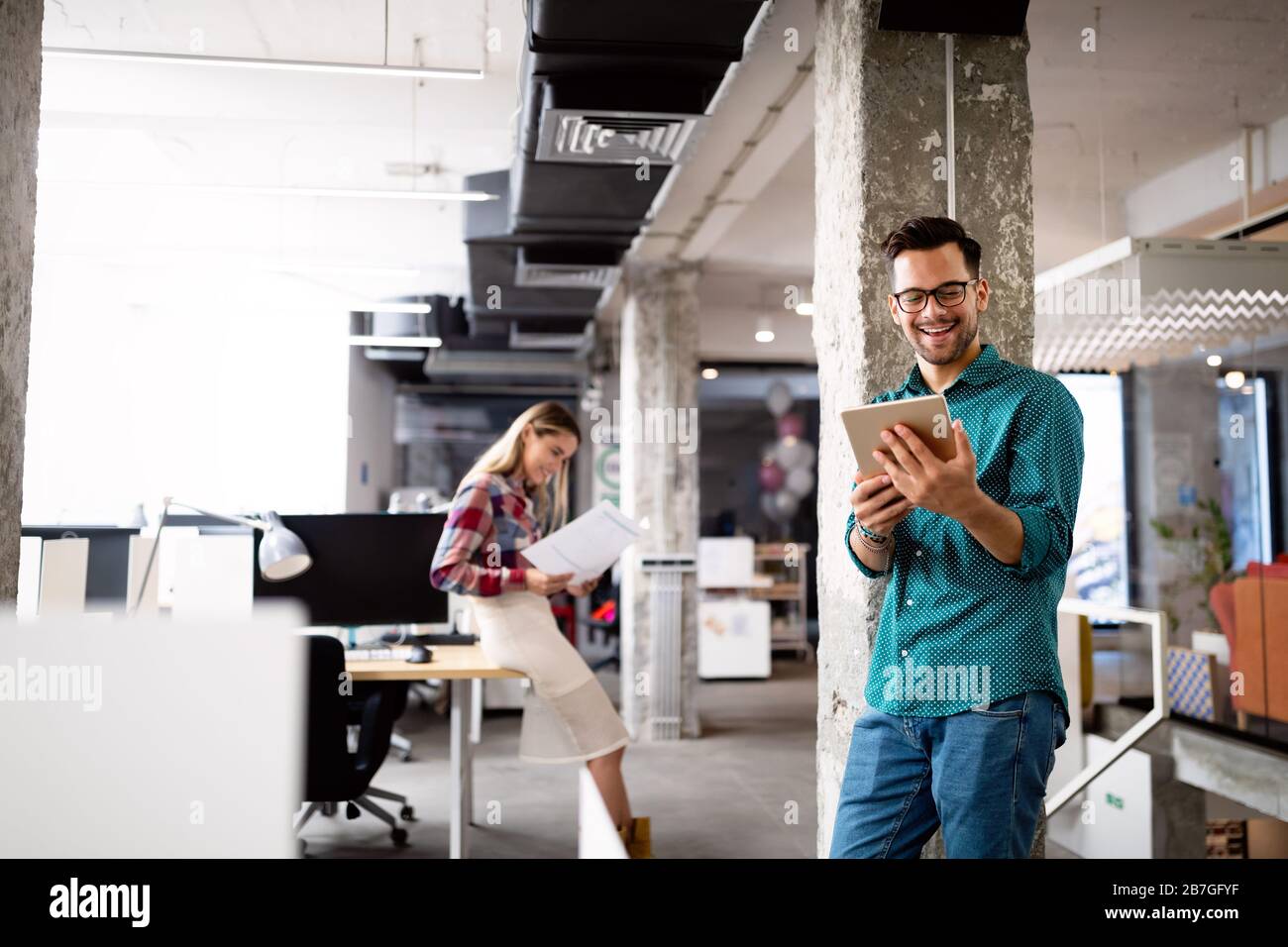 Giovane uomo utilizzando la tecnologia digitale compressa in corporate business office Foto Stock