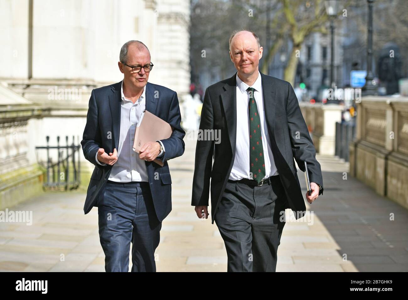 Direttore medico dell'Inghilterra Chris Whitty (a destra) e consigliere scientifico capo Sir Patrick Vallance (a sinistra) a Whitehall, Londra, prima di una riunione del comitato di emergenza del governo Cobra per discutere il coronavirus. Foto Stock