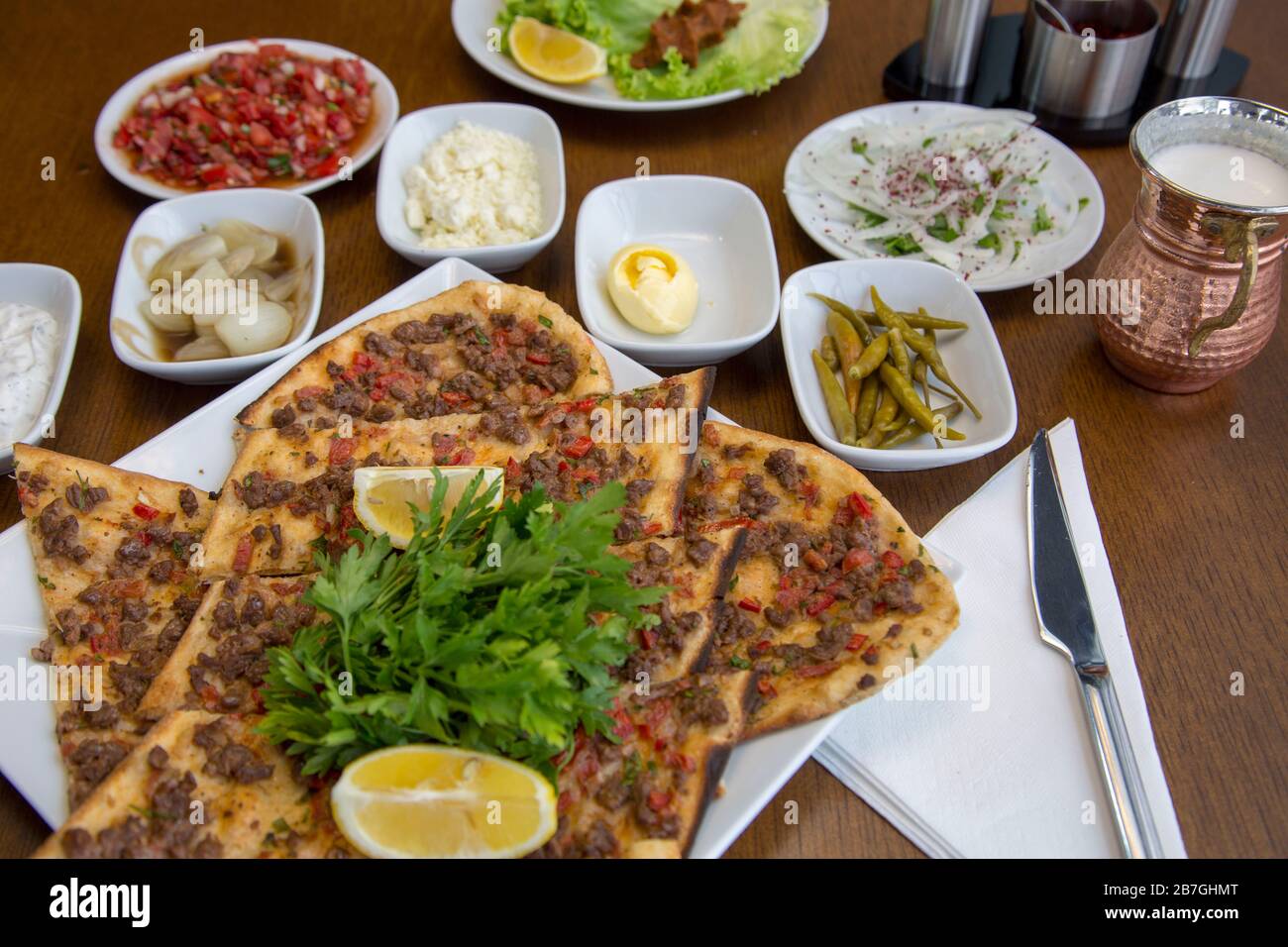 Cucina Turca tradizionale; pide con la carne tagliata a cubetti / kusbasili pide.Bagno turco pita concetto. Foto Stock