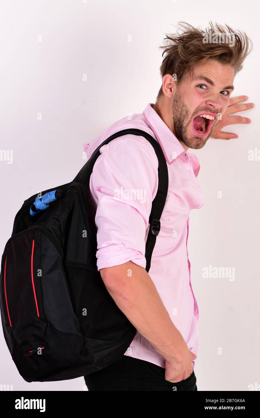 L'uomo con il viso allegro indossa zaino isolato su sfondo bianco.  Educazione e vita scolastica.