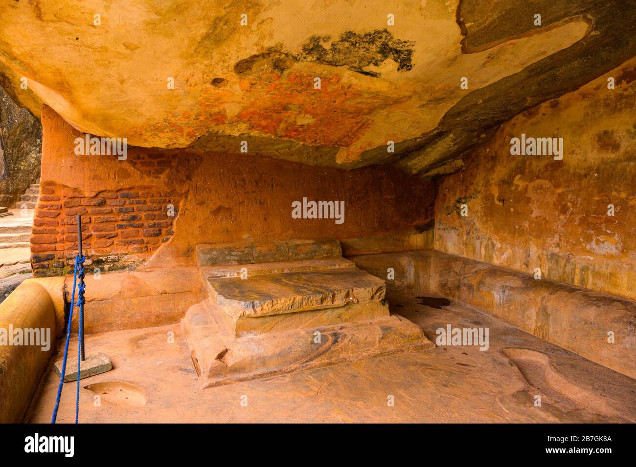 Asia Sri Lanka base occidentale Sigiriya Rock Asana Cave pietra letto intonaco dipinti dimora monastica dal 3 ° secolo grotta BC Foto Stock