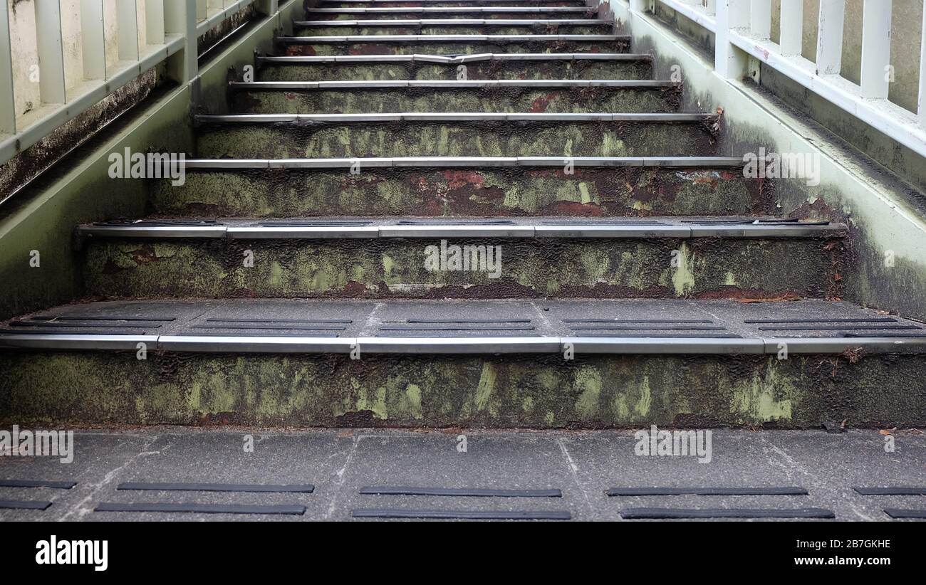 Una scala che sale verso l'alto, con strisce antiscivolo sui gradini per  non vedenti Foto stock - Alamy