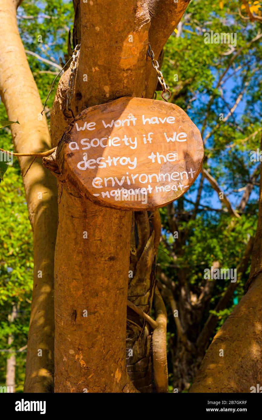 Asia Sri Lanka Polonnaruwa Dipauyana Island Park Gardens segno verde messaggio ambientale non avremo una Società se distruggiamo l'ambiente Foto Stock