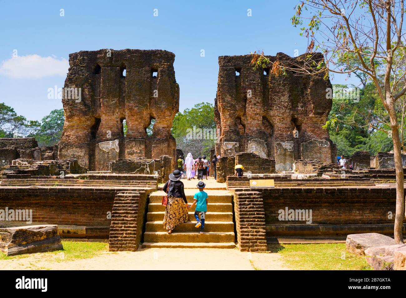 Asia Sri Lanka Polonnaruwa il Palazzo Quadrangle di Re Parakramabahu il Grande 1186 era 7 piani muro dettaglio alberi turistici Foto Stock