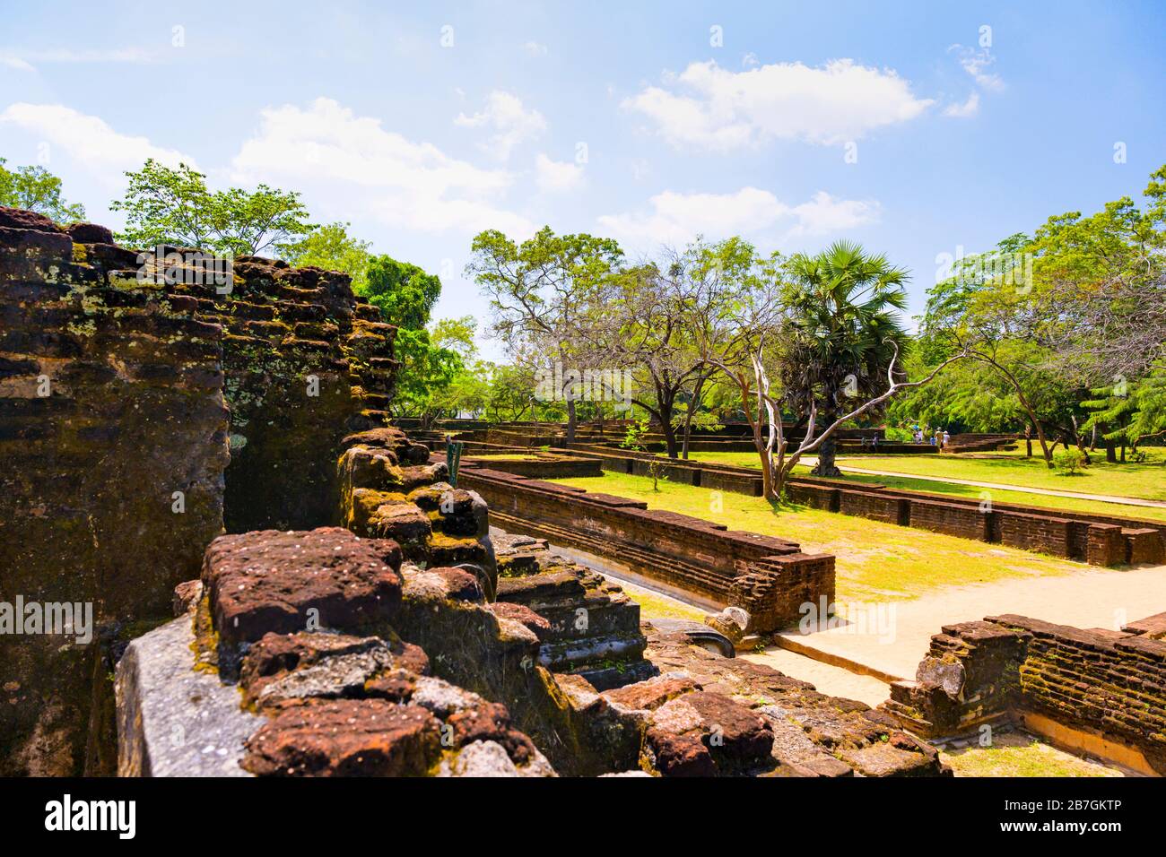 Asia Sri Lanka Polonnaruwa il Quadrangle Palace of King Parakramabahu il Grande 1186 era 7 piani muro dettaglio alberi turisti Foto Stock