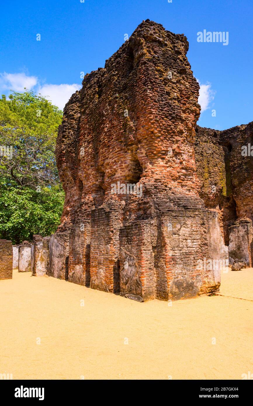 Asia Sri Lanka Polonnaruwa il Palazzo Quadrangle del Re Parakramabahu il Grande 1186 era 7 piani di mattoni rossi muro dettaglio alberi Foto Stock