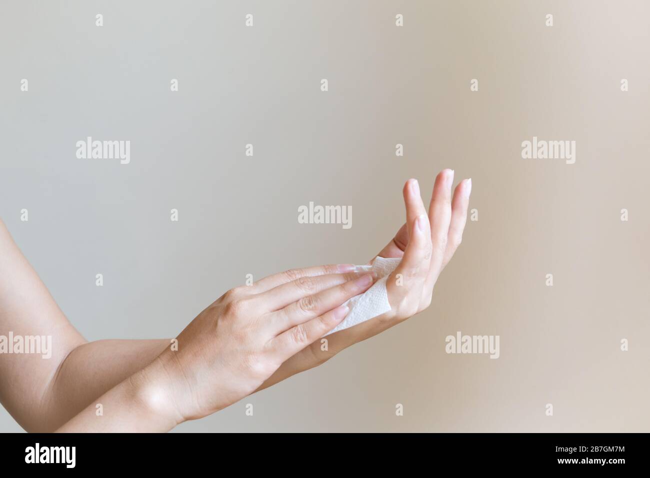 Donna che pulisce le mani con carta bianca morbida. Isolato su sfondi  bianchi Foto stock - Alamy