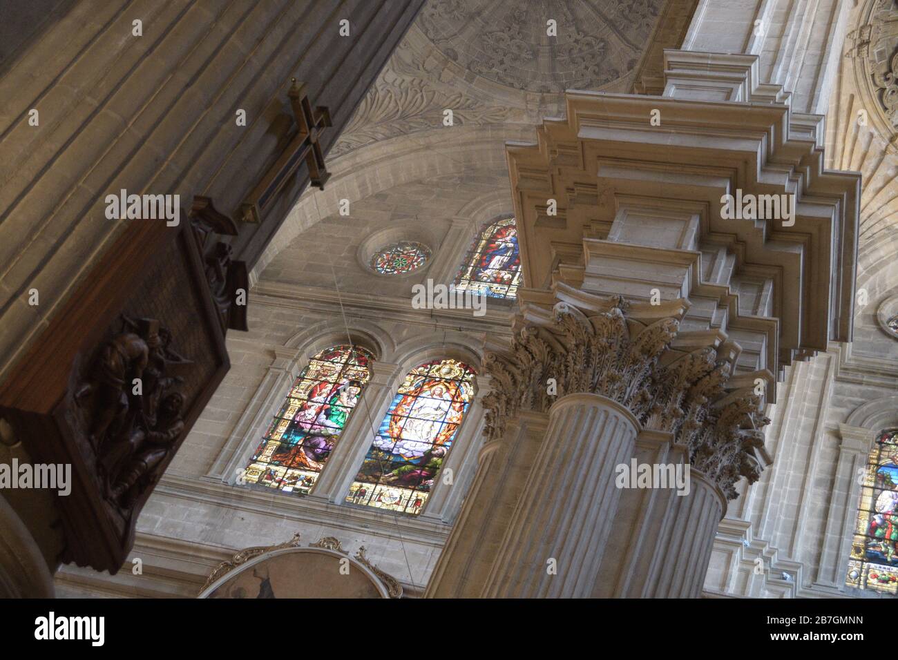 Via della croce, grande colonna e vetrate nella Cattedrale di Malaga Foto Stock