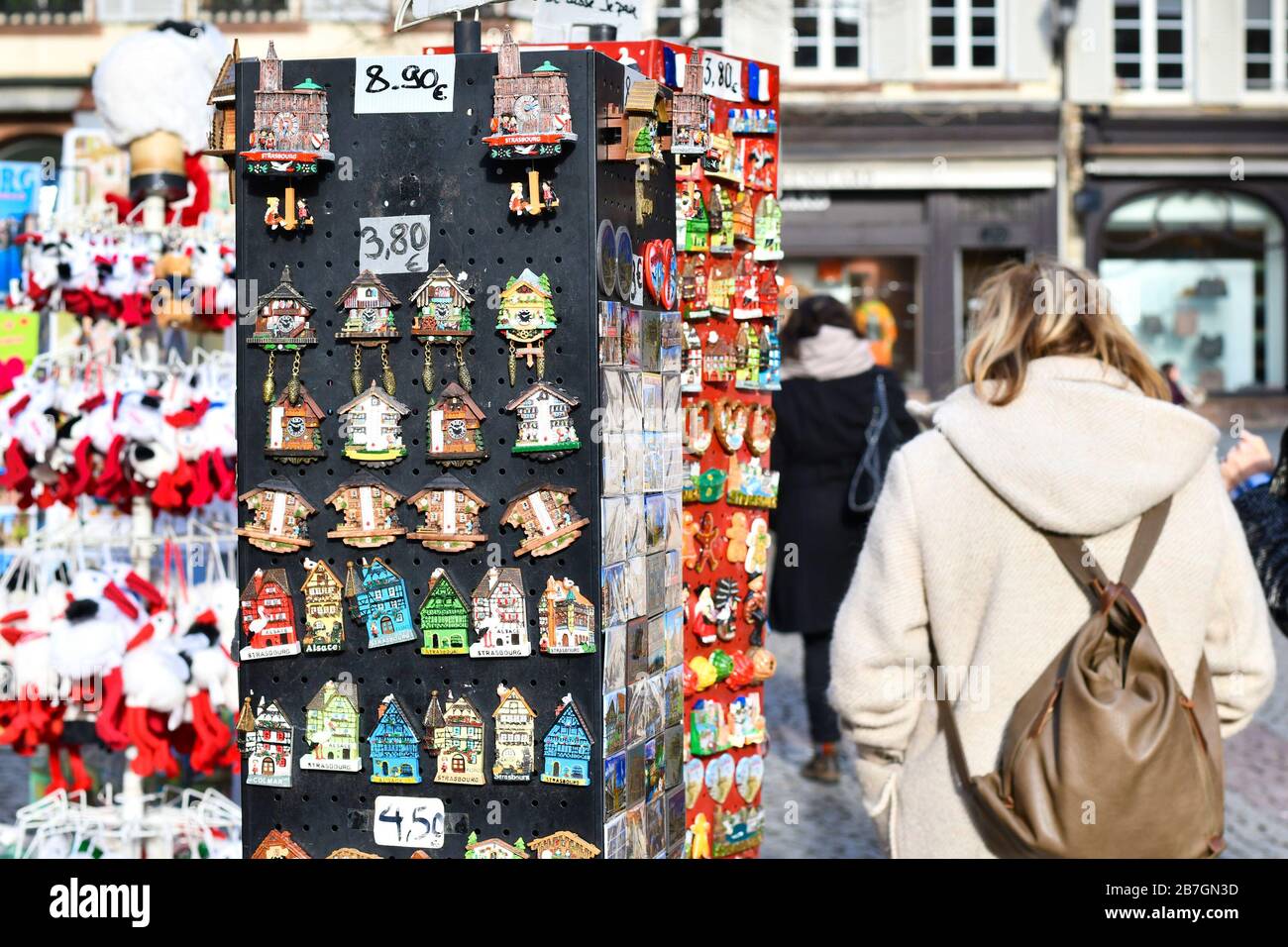 Strasburgo, Francia - Febbraio 2020: Souvenir come frigoriferi magneti a forma di orologio a cucù in vendita nella strada della città di Strasburgo Foto Stock