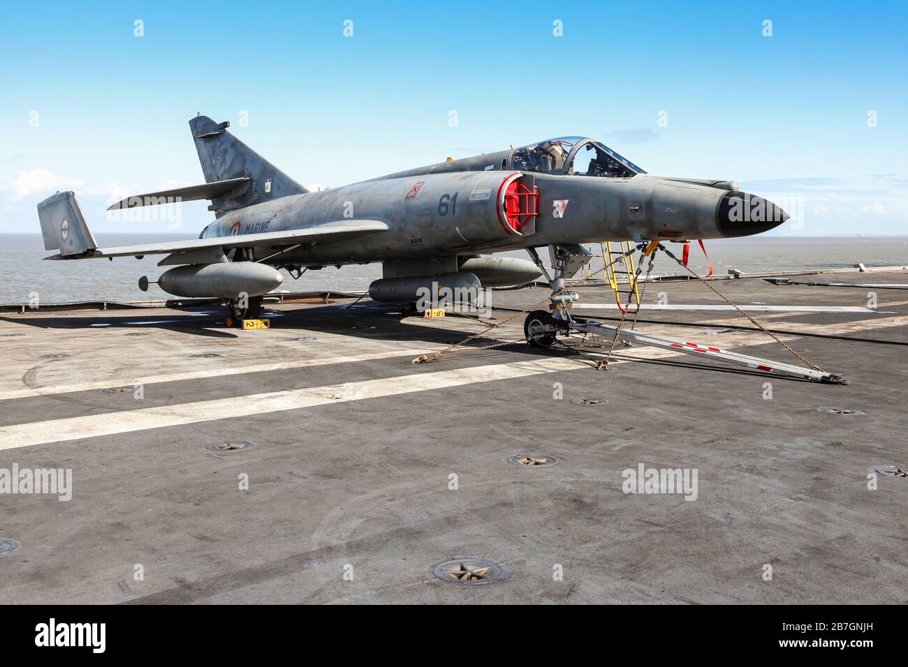 9 aprile 2010, un Dassault Super Étendard, un combattente a singolo getto realizzato da Dassault Aviation sulla portaerei francese R 91 "Charles de Gaulle" nel porto di Cuxhaven. Fino al 2016, la Dassault 'Super Étendard' con combattenti-bombardieri erano a bordo. | utilizzo in tutto il mondo Foto Stock