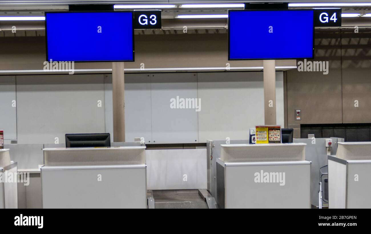 Banco di check-in all'aeroporto con uno spazio per fotocopie con chiave croma e schermo blu, nessuna gente Foto Stock