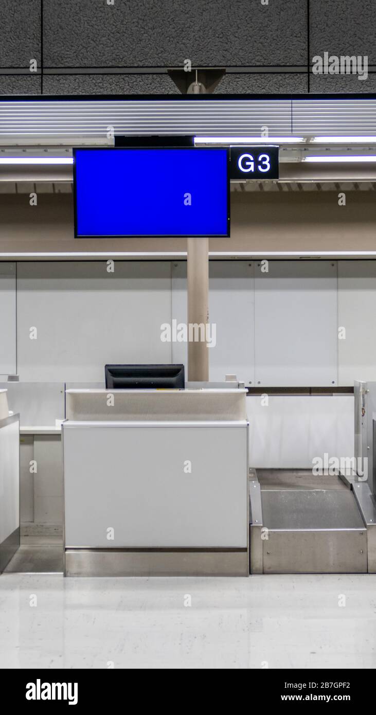 Banco di check-in all'aeroporto con uno spazio per fotocopie con chiave croma e schermo blu, nessuna gente Foto Stock
