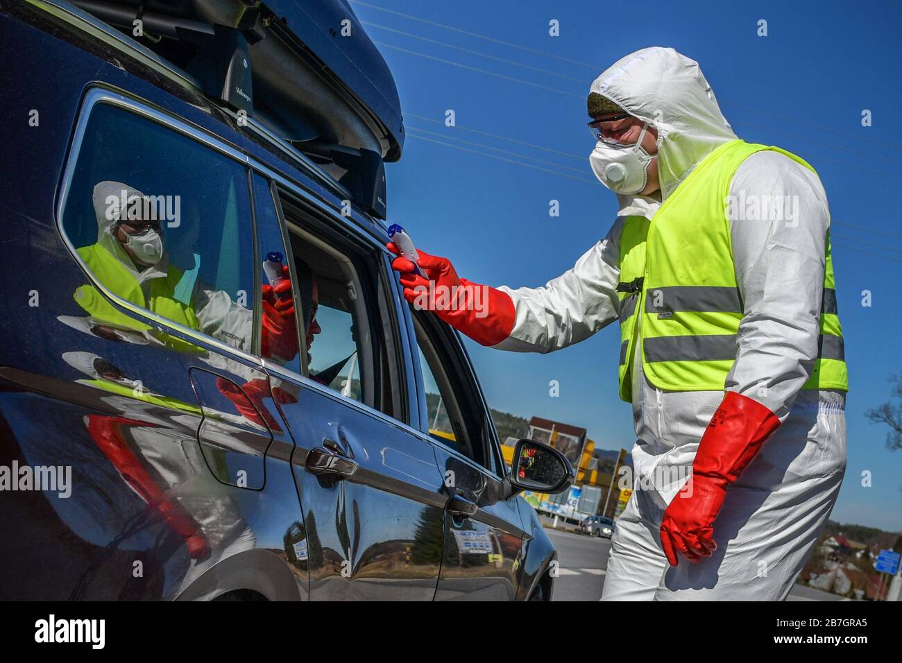 covid19 - protezione contro il coronavirus alla frontiera - misura della temperatura Foto Stock