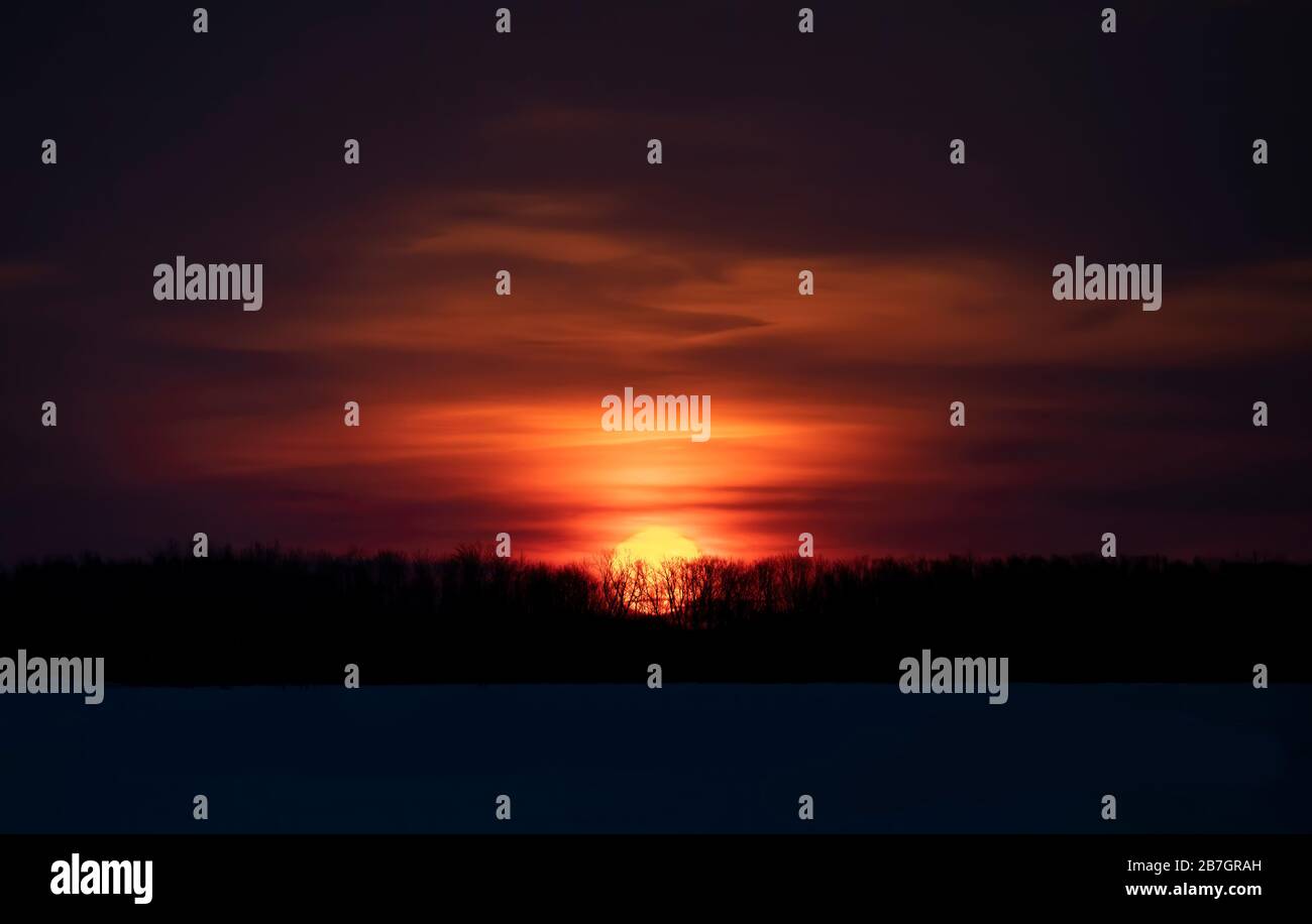 Un'alba invernale con un cielo rosso e nuvole a Ottawa, Canada Foto Stock