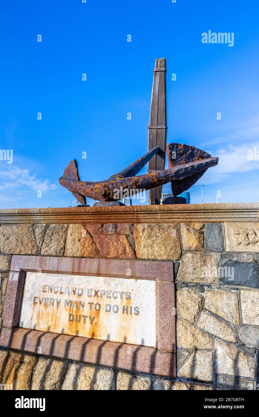 Memorial alla battaglia di Trafalgar, Inghilterra si aspetta che ogni uomo faccia il suo dovere, lungomare a Southsea, Portsmouth, Hants, costa meridionale Inghilterra Foto Stock