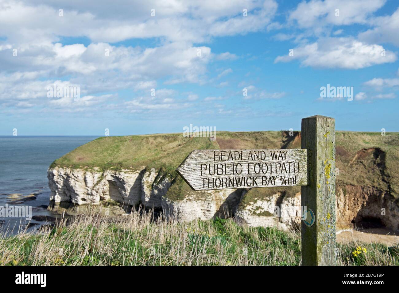 Indicazioni per il sentiero, la strada di Headland Way, a North Landing, Flamborough Head, East Yorkshire, Inghilterra Regno Unito Foto Stock