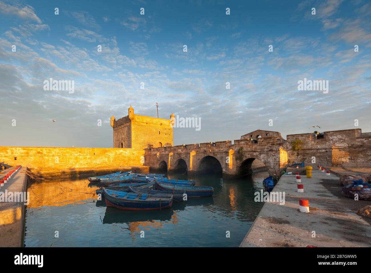 Blu barche da pesca nel porto di Essaouira, Marocco alla luce del mattino presto Foto Stock