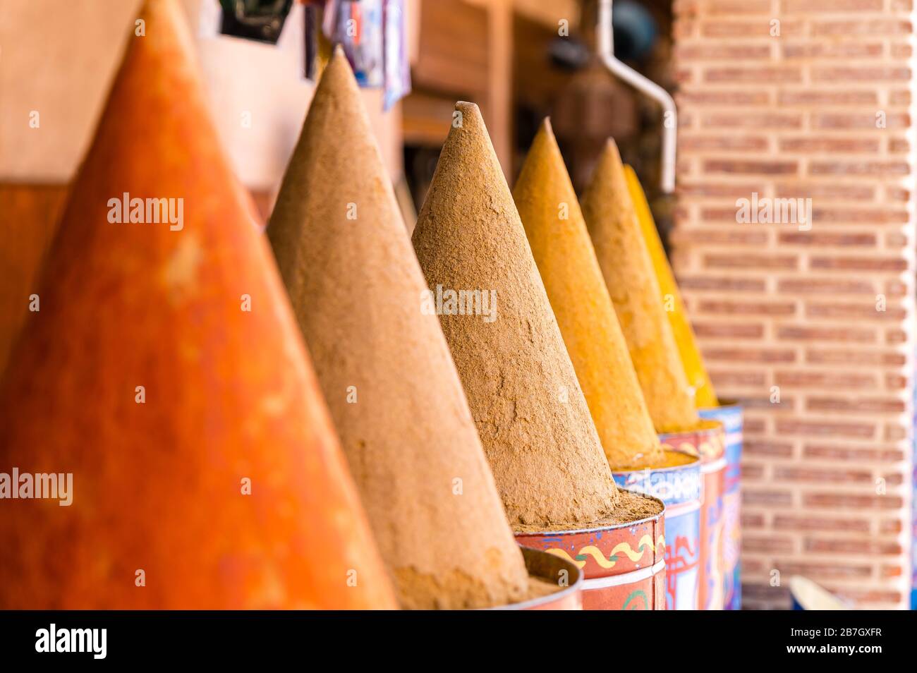 Spezie in vendita nei souk di Marrakesh. Marocco Foto Stock