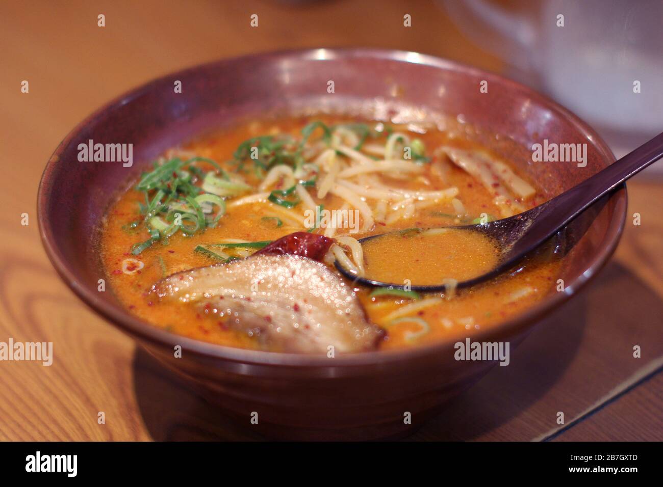 Ciotola di ramen rosso in un ristorante di Tokyo Foto Stock