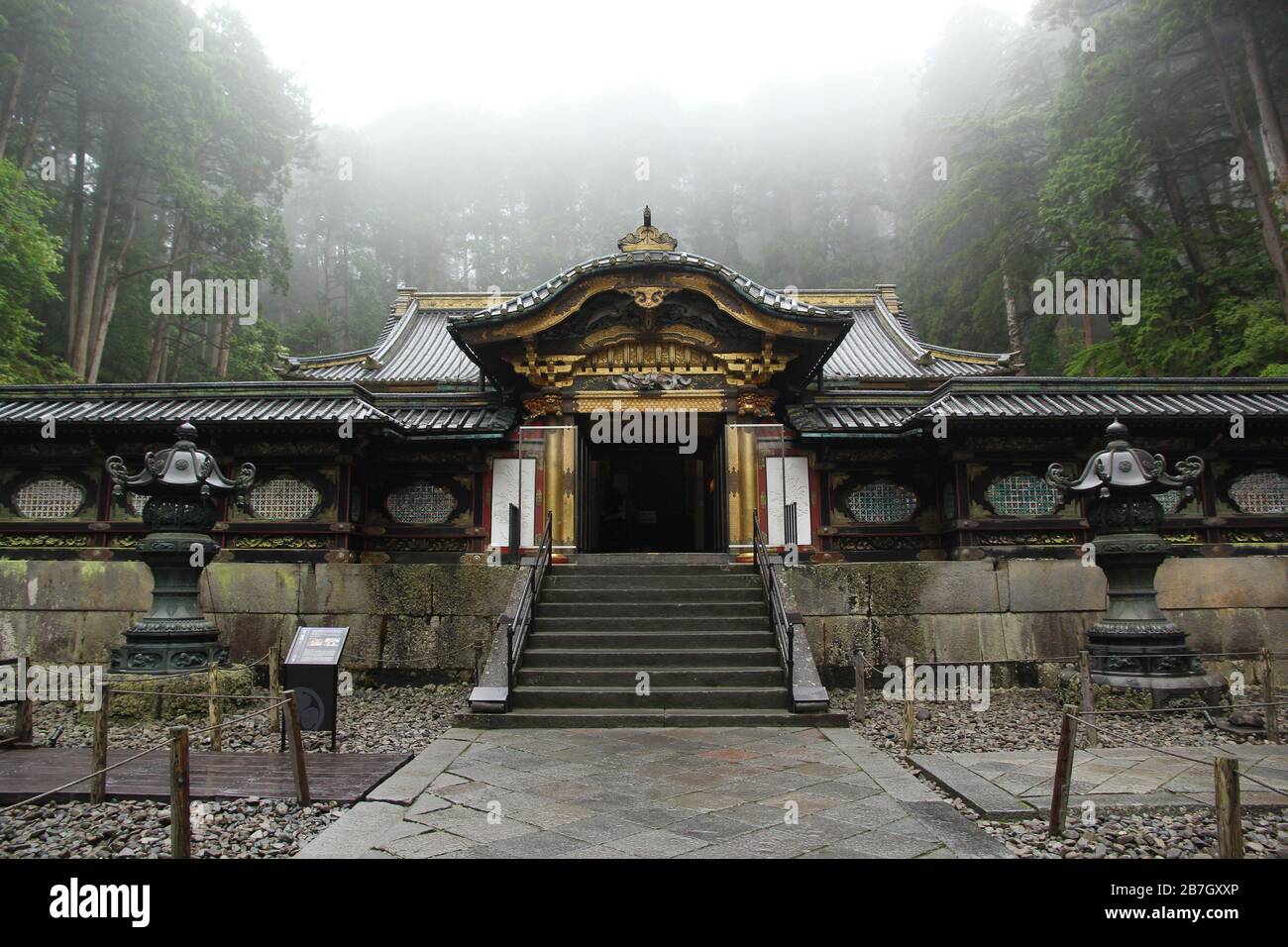 Santuario Futarasan a Nikko, Giappone, durante la stagione delle piogge Foto Stock