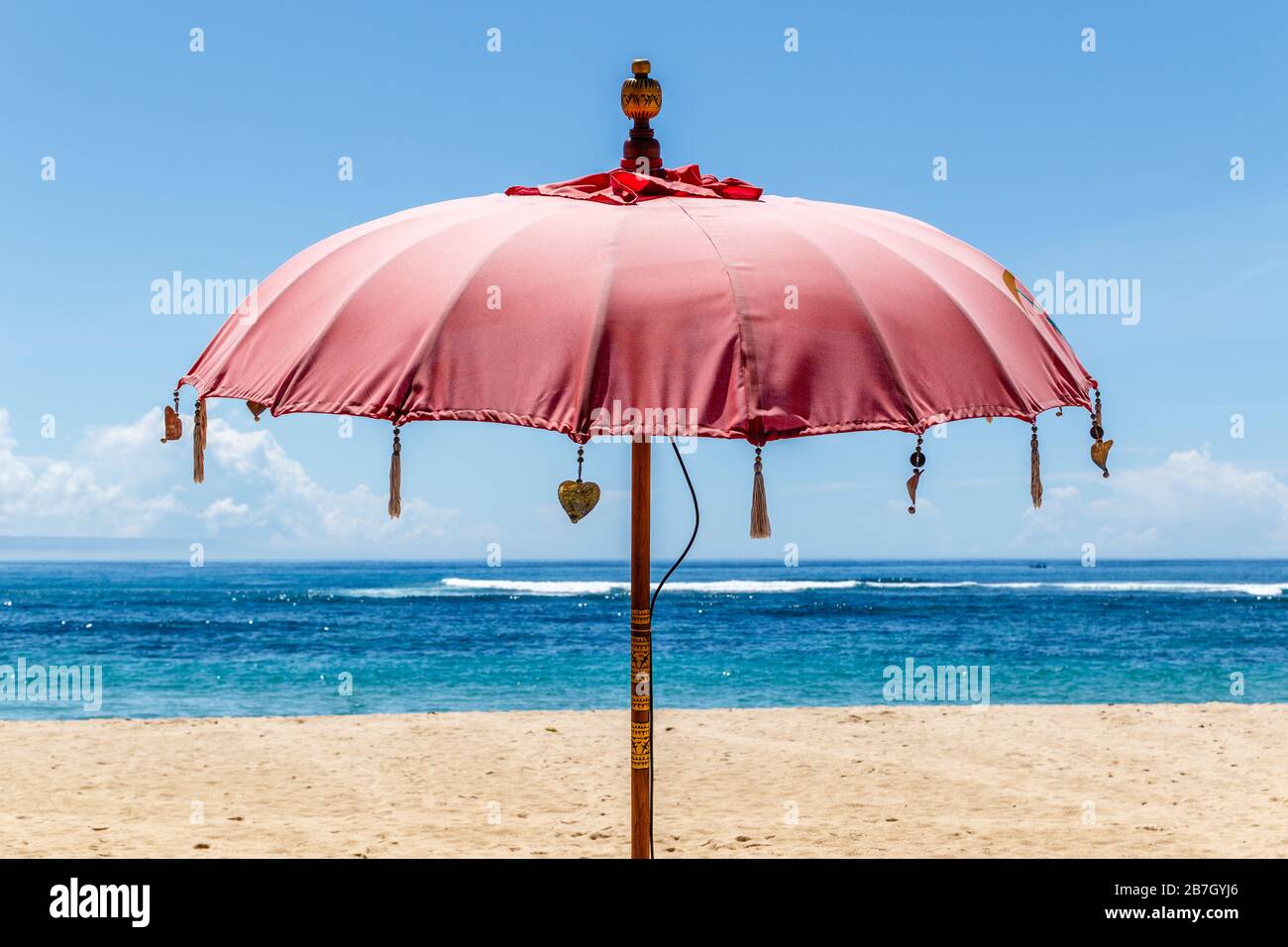 Ombrellone rosso sulla spiaggia di sabbia bianca di Mengiat (Pantai  Mengiat) e Oceano Indiano, Nusa Dua, Bali, Indonesia Foto stock - Alamy