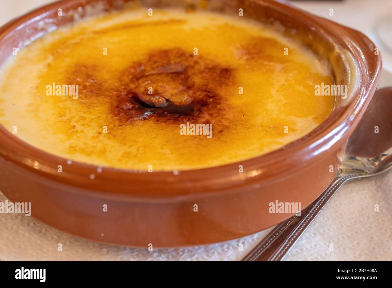 Tipica crema catalana con zucchero caramellato in un ristorante spagnolo Foto Stock