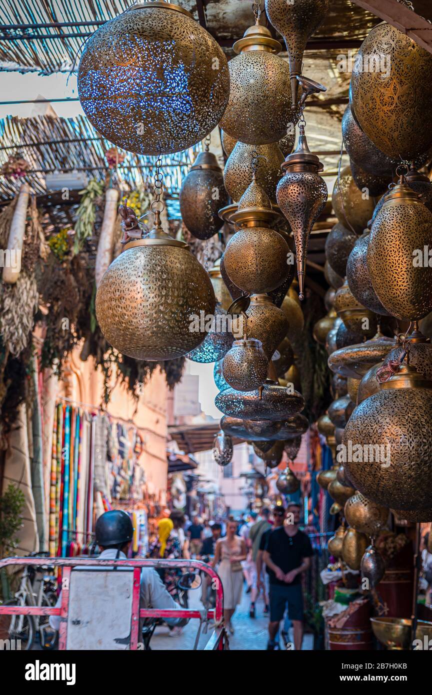 Lampade in vendita nei souk, Marrakech. Marocco Foto Stock