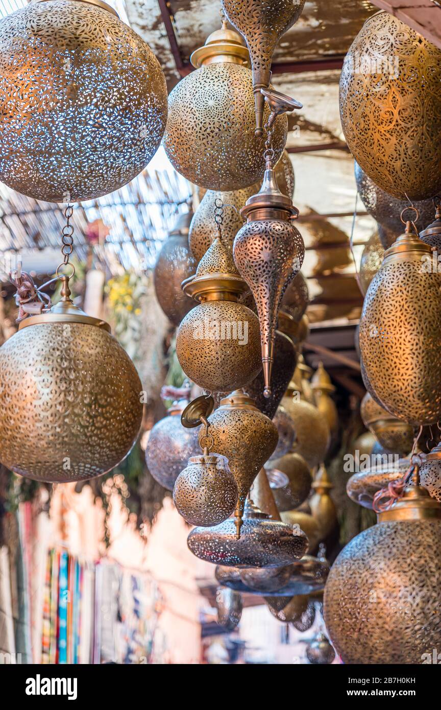 Lampade in vendita nei souk, Marrakech. Marocco Foto Stock
