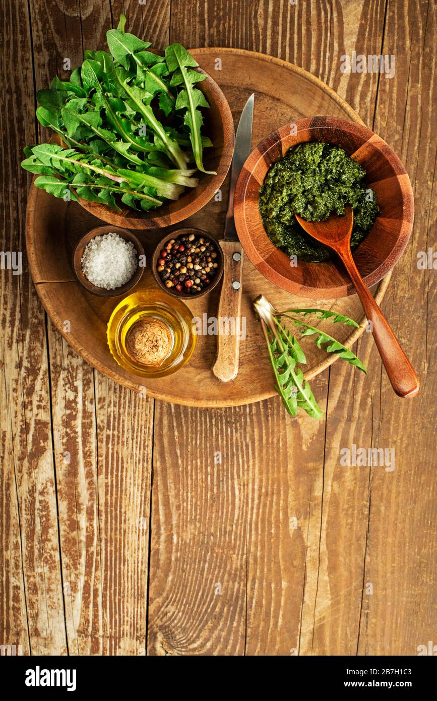 Di foglie fresche di dente di leone riprese aeree. Naturale sano cibo organico concetto - Immagine Foto Stock