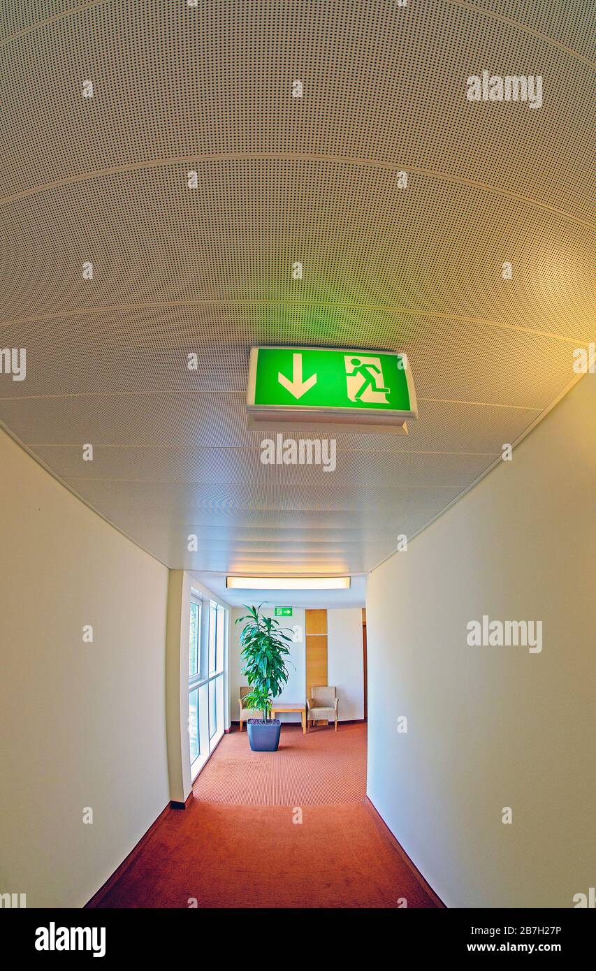 percorso di fuga in hotel, contrassegnato da cartelli luminosi fissi Foto Stock